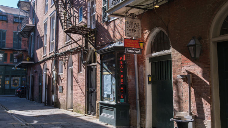 View of Ghostbuster Tours in New Orleans. Photo via Shutterstock.