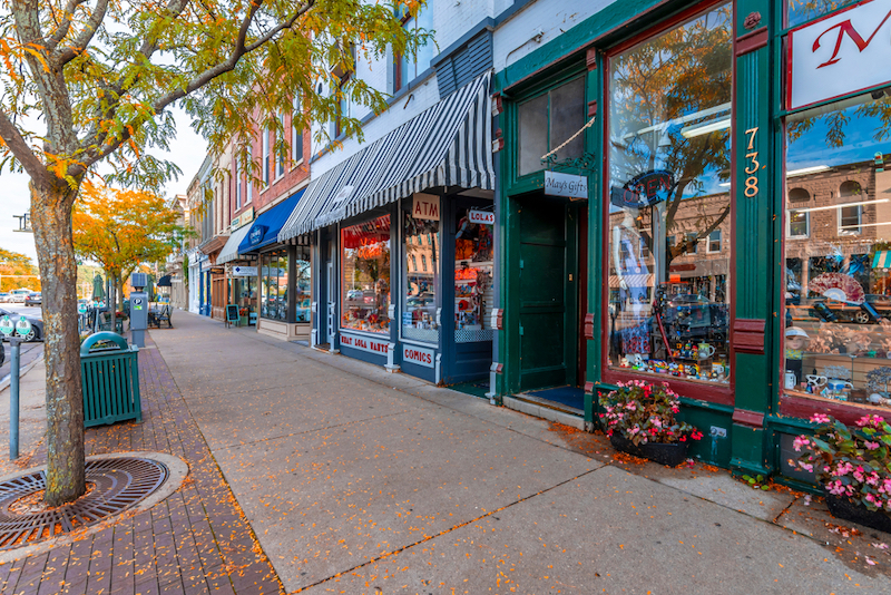 Greatest Summertime Lake Towns: Street view in Geneva Town, Wisconsin. Photo via Shutterstock.