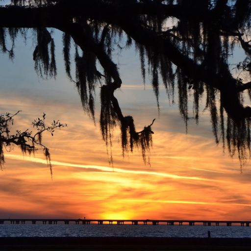 Lake Pontchartrain sunset. Photo via Shutterstock.