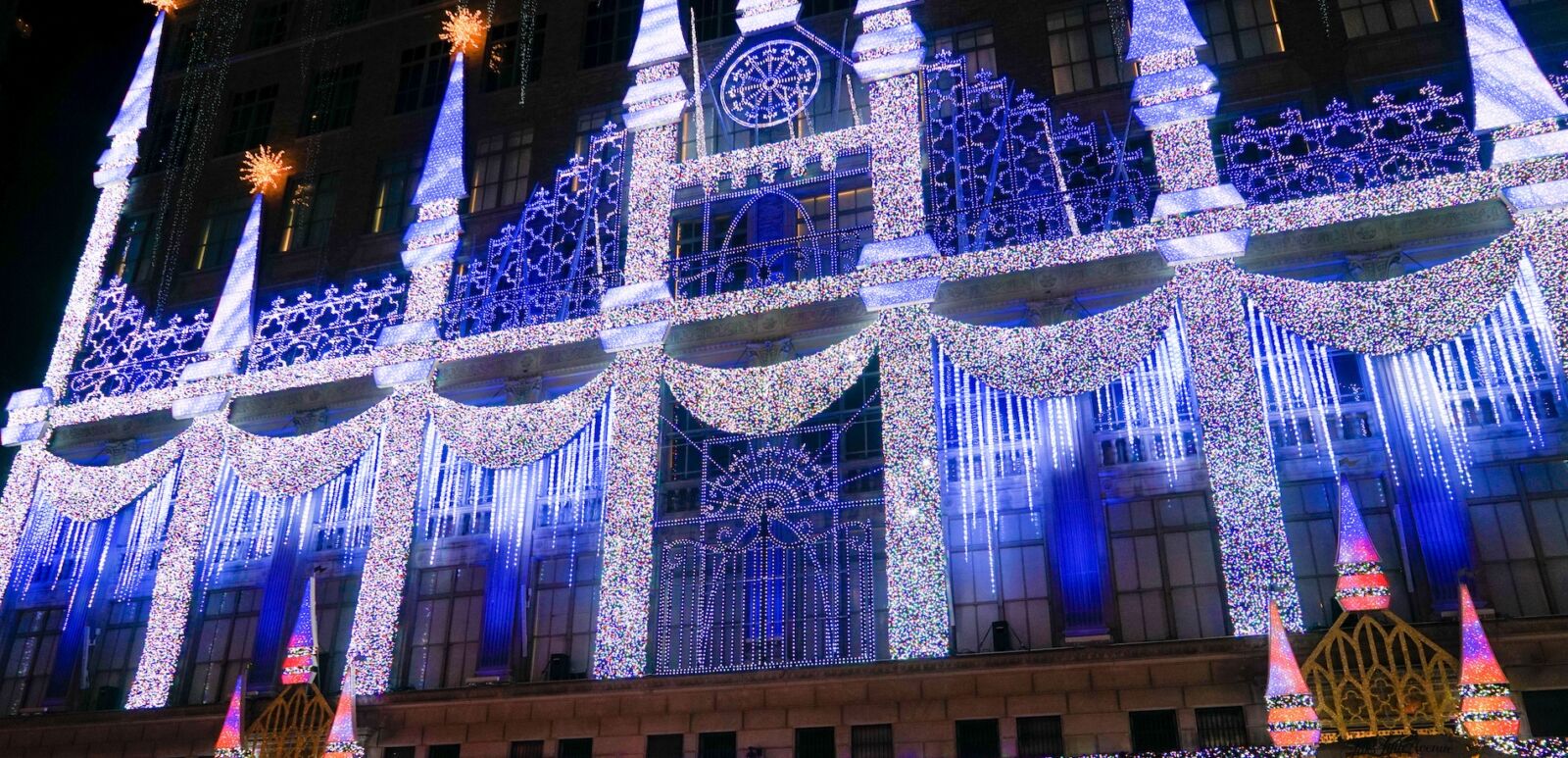 Saks Fifth Avenue’s magical Snow White-themed 2017 holiday windows and light show display