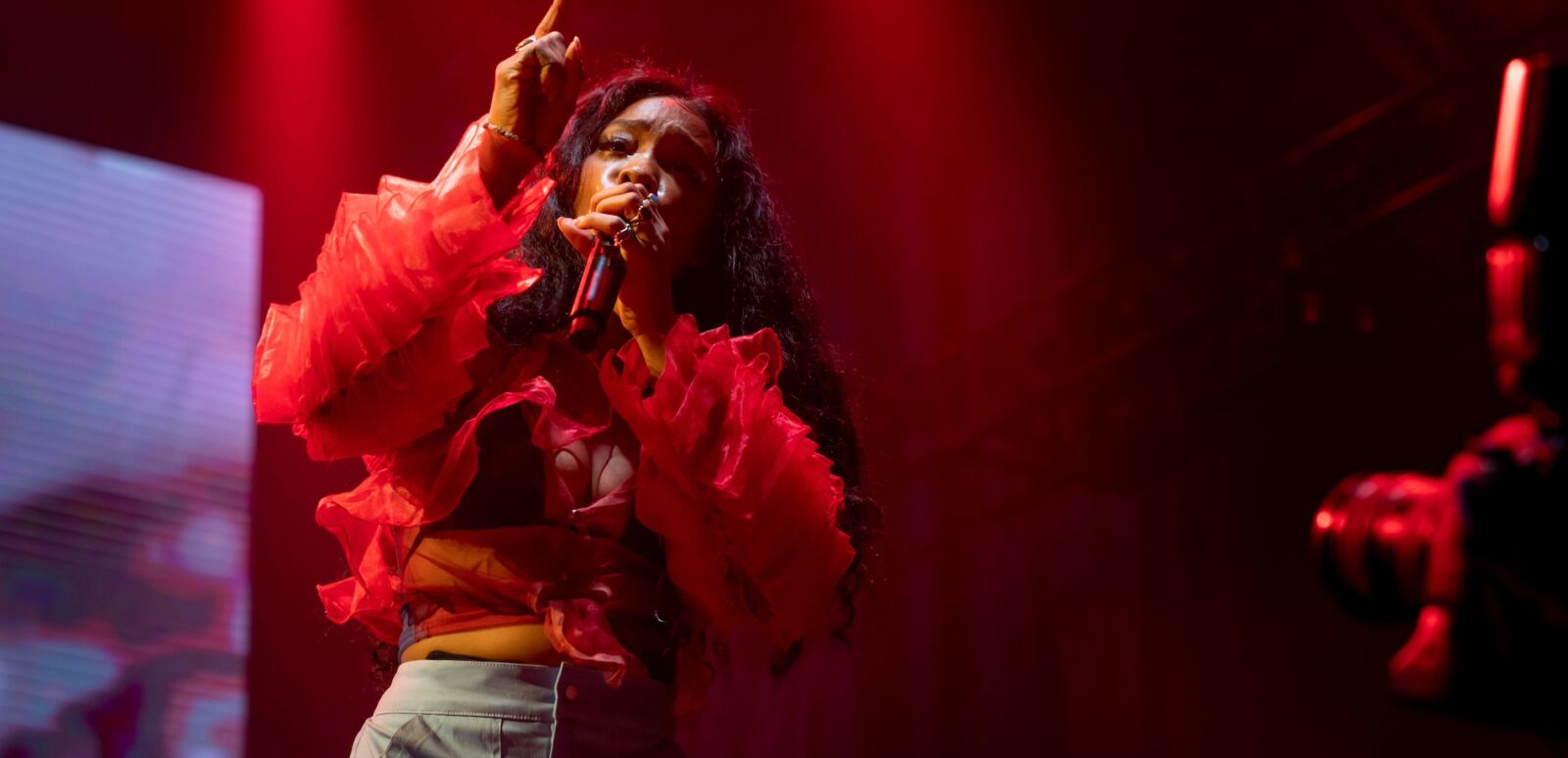 SZA performs live.