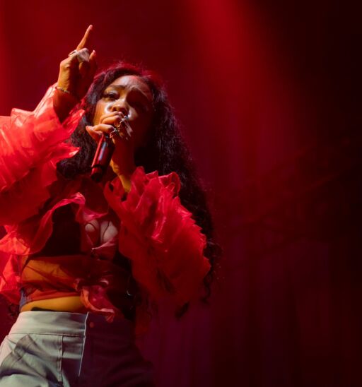 SZA performs live.