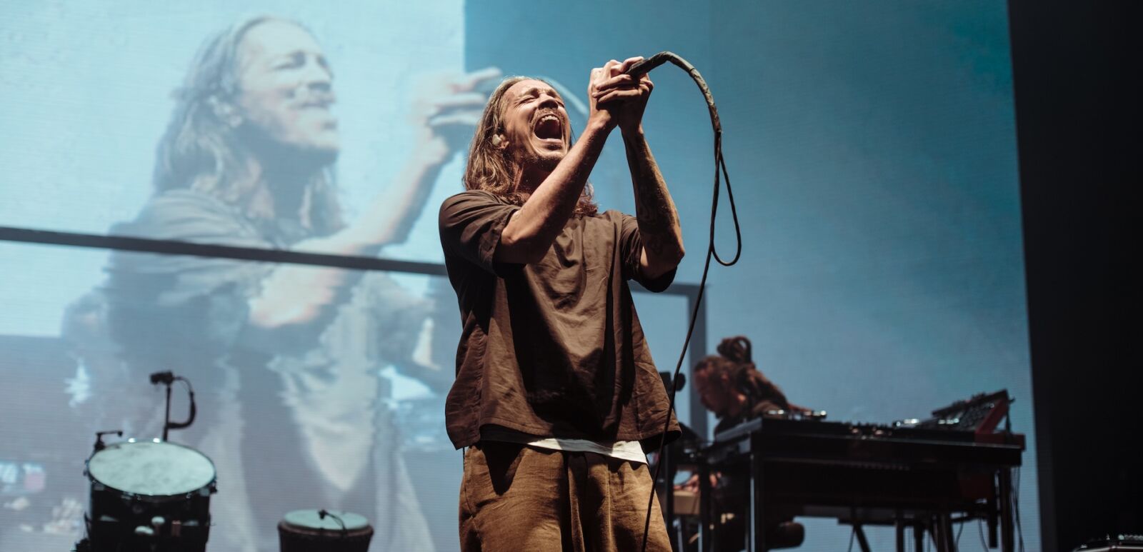 Incubus performs live