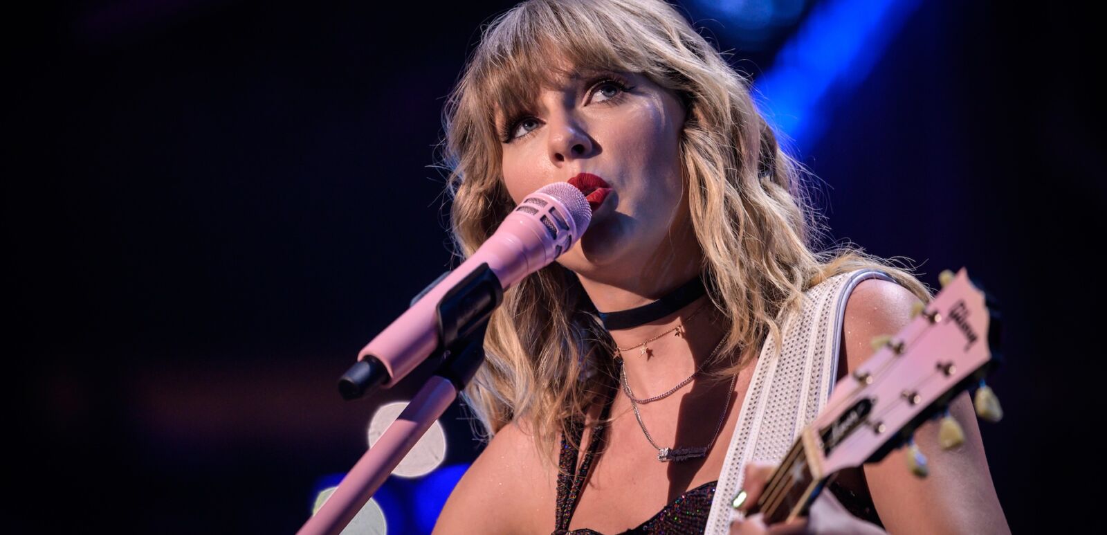 Taylor Swift performs live